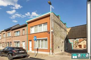 <p><span>Deze charmante woning in Lier biedt een ideale combinatie van comfort en een centrale ligging. Gelegen op een centrale locatie, bevindt u zich op korte afstand van winkels, supermarkten, horecazaken, scholen en openbaar vervoer. Bovendien geniet u dankzij de vlotte verbinding met invalswegen en de snelweg van een uitstekende bereikbaarheid naar Antwerpen, Brussel en omliggende gemeenten. </span></p><p><span> </span></p><p><span>Grootste troeven:</span></p><p><span> </span></p><p><span>- Mogelijkheid tot 3de slpk.</span></p><p><span>- Stadskoer</span></p><p><span>- Gunstige EPC-score C</span></p><p><span>- Veel lichtinval</span></p><p><span>- Recent gerenoveerd (2021)</span></p><p><span> </span></p><p><span>Indeling:</span></p><p><span>Bij het betreden van de woning komt u terecht in de inkomhal, die toegang biedt tot de gezellige eet- en leefruimte. Deze aangename leefruimte vormt het hart van de woning en sluit naadloos aan op de keuken. Vanuit de inkomhal heeft u tevens toegang tot de kelder, ideaal als extra bergruimte. Verder beschikt het gelijkvloers over een gastentoilet en een praktische wasplaats. Als buitenruimte geniet u van een aangename oost-georiënteerde stadskoer met extra opbergruimte, perfect om in alle rust te ontspannen.</span></p><p><span>Via de trap bereikt u de eerste verdieping. Hier bevindt zich een bijzonder ruime badkamer van maar liefst 13 m². Daarnaast telt deze verdieping twee volwaardige slaapkamers van respectievelijk 23 m² en 13 m². De grootste slaapkamer biedt bovendien de mogelijkheid om op eenvoudige wijze op te splitsen in twee aparte kamers, waardoor een derde slaapkamer perfect realiseerbaar is.</span></p><p><span> </span></p><p><span>Voor meer informatie kan u terecht bij Area Partners: info@area.be of 03/284.60.60</span></p>