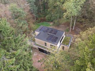 Exclusief wonen in het groen, vlak bij de Royal Golf in Kapellenbos<br /><br />Rust, ruimte en een verfijnde afwerking. Deze prachtige nieuwbouwvilla in het residentiële Kapellenbos combineert het allemaal. Hier woon je in een groene, rustige omgeving, vlak bij de Royal Golf Club, terwijl winkels, scholen en belangrijke verbindingswegen vlot bereikbaar blijven.<br /><br />Binnen draait alles om ruimte, comfort en oog voor detail. De hoogwaardige afwerking en het vele maatwerk geven de woning een warme, stijlvolle uitstraling. De ruime leefkeuken vormt het hart van het huis. Een plek om uitgebreid te koken, samen te eten en gezellig bij te praten. Daarnaast zijn er een afzonderlijk salon en een gezellige tv-ruimte. Zo heeft iedereen zijn eigen plekje, zonder het contact met elkaar te verliezen.<br /><br />Ook aan thuiswerken is gedacht. Het aparte bureau biedt een rustige plek om geconcentreerd aan de slag te gaan.<br /><br />Op de verdieping bevinden zich vier slaapkamers. De masterbedroom beschikt over een eigen dressing en een ensuite badkamer. Een fijne, private plek om de dag rustig te beginnen of af te sluiten. Voor de overige slaapkamers is er een tweede badkamer.<br /><br />Buiten zorgen twee overdekte terrassen ervoor dat je op verschillende momenten van de dag van het buitenleven kan genieten. Een koffie in de ochtend, een lange lunch of nog even buiten zitten wanneer de avond valt.<br /><br />De dubbele garage maakt het geheel compleet en biedt volop plaats voor wagens en extra bergruimte.<br /><br />Een bijzondere villa voor wie houdt van stijlvol wonen, hedendaags comfort en de rust van Kapellenbos. Een plek waar alles klopt, tot in de details. Zorgeloos wonen daar het tuinonderhoud inbegrepen is.<br /><br />Benieuwd hoe het voelt om hier thuis te komen? We laten het je graag ontdekken tijdens een bezoek.<br /><br />Beschikbaar 1/1/2027