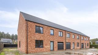 <p><span><strong>TE KOOP: Nieuwbouw (casco) halfopen bebouwing in Zolder!</strong></span><br /><span>In de Beukenstraat, een rustige straat op het einde van een doodlopende weg, in de groene woonwijk Lindeman te Zolder, verrijst dit kleinschalig nieuwbouwproject bestaande uit drie stijlvolle woningen: twee halfopen bebouwingen en één gesloten bebouwing.</span><br /><span>Woning 3 is een halfopen bebouwing met een bruto bewoonbare oppervlakte van 220 m². De woning wordt casco opgeleverd, wat u de vrijheid biedt om de binnenafwerking volledig naar eigen smaak en voorkeur te realiseren.</span><br /><span>Er zijn vier volwaardige slaapkamers, een inpandige garage en een privatieve tuin. Het project voorziet ook in fietsenstalling en optioneel bij te kopen parkeerplaatsen.</span><br /><span><strong>Ligging: </strong></span><br /><span>De woning bevindt zich in de Beukenstraat, een rustige en aangename straat op het einde van een doodlopende weg, in de groene woonwijk Lindeman te Zolder. Deze locatie biedt een ideale combinatie van privacy en bereikbaarheid. In de nabije omgeving vindt u buurtwinkels, scholen en openbaar vervoer, terwijl u ook snel aansluiting hebt op de belangrijkste invalswegen richting Hasselt, Beringen en de E314. Voor wie graag actief leeft, zijn er in de directe omgeving tal van wandel- en fietsroutes, natuurgebieden en recreatiemogelijkheden. Een rustige ligging in een groene woonomgeving, zonder in te boeten aan comfort en bereikbaarheid.</span><br /><span><strong>Troeven: </strong></span><br /><span>- Casco oplevering – volledige vrijheid in afwerking!</span><br /><span>- Kwalitatieve en energiezuinige nieuwbouw!</span><br /><span>- 220 m² bewoonbare oppervlakte!</span><br /><span>- Groene ligging in de wijk Lindeman te Zolder!</span><br /><span>- Halfopen bebouwing met privatieve tuin!</span><br /><span>- Kleinschalig project! </span><br /><span>- 4 slaapkamers!</span><br /><span>- Inpandige garage inbegrepen!</span><br /><span>- Fietsenstalling voorzien!</span><br /><span>- Optionele extra parkeerplaatsen!</span><br /><span>- Kleinschalig project in een rustige, doodlopende straat!</span><br /><span><strong>*Prijzen excl. 6% BTW op de constructie en 12% registratierechten op het grondaandeel </strong></span><br /><span><strong>EPB plichtig</strong></span><br /><span><strong>P-score: A</strong></span><br /><span><strong>G-score: A</strong></span><br /><span><strong>Niet gelegen in signaalgebied, niet gelegen in een afgebakende oeverzone of een afgebakend overstromingsgebied.</strong></span><br /><span><strong>Stedenbouwkundige info: woongebied - geen verkavelingsvoorschriften - geen dagvaarding - geen voorkooprecht - bouwvergunning </strong></span></p>