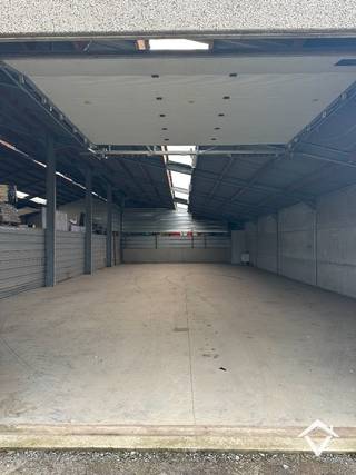 Loods te huur enkel voor opslag.<br />Gemakkelijk bereikbaar, grote oprit en automatische poort.<br /><br />- 3,00€/m².<br />- 750€/mnd exclusief BTW.<br />- Direct beschikbaar.<br /><br />Voor een afspraak, surf naar onze site.