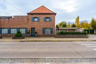 Deze unieke eigendom is gelegen in de Kleppestraat in Dadizele, op een perceel van ca. 2347 m² en bestaat uit een volledig uitgeruste feestzaal...