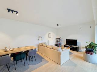 Op zoek naar een modern en comfortabel appartement in het hart van Ieper? In de stijlvolle residentie ‘De Gloria’ bevindt zich dit instapklare nieuwbouwappartement met 2 slaapkamers, een aangenaam terras en een prachtig uitzicht op het verzorgde binnenplein.<br /><br />Het appartement werd kwalitatief afgewerkt en geniet dankzij de centrale ligging van een uitstekende bereikbaarheid. Winkels, horeca, openbaar vervoer en alle voorzieningen bevinden zich op wandelafstand.<br /><br />INDELING<br />Verdieping +1:<br />- Ruime en lichtrijke leefruimte met open keuken<br />- Keuken voorzien van ingemaakte kasten, spoelbak, vaatwasmachine, inductiekookplaat met dampkap, oven en koelkast<br />- Praktische aparte bergruimte met aansluiting voor een wasmachine<br />- Inkom-/nachthal<br />- Apart toilet<br />- Moderne badkamer met dubbel lavabomeubel en inloopdouche<br />- 2 slaapkamers<br /><br />Verdieping -1:<br />- Privéautostaanplaats<br />- Privéberging<br />- Gemeenschappelijke fietsenberging<br /><br />Buiten:<br />- Aangenaam terras met zicht op het mooie, rustige binnenplein<br /><br />Extra troeven:<br />- Lift aanwezig<br />- Gordijnen aanwezig<br /><br />Kosten:<br />- Syndickosten € 60,00/maand<br />- Voorschot gas € 40,00/maand<br /><br />Ben je geïnteresseerd in dit pand te huur in Ieper? Surf dan naar de website www.dewaele.com, klik op de rode knop 'Bezoek aanvragen' en vul het huurdersprofiel in. Daarna nemen we contact op voor een bezoek