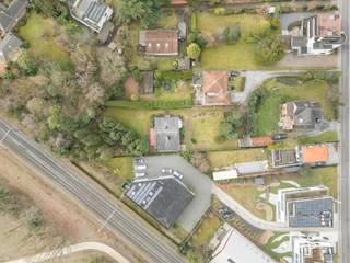 Karaktervolle woning op een toplocatie Aan de rand van Gent presenteren wij deze woning met ongekende mogelijkheden. Gelegen op een riant perceel...