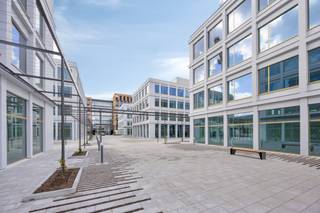 Er werd een nieuw duurzaam kantoorconcept ATMOS ontwikkeld op The Loop vlakbij Gent. Er werden vijf nieuwbouw kantoorgebouw opgetrokken waarvan verdieping +1 van IONOS verkocht word met een oppervlakte van 612m². <br /><br />ATMOS biedt niet alleen een positieve klimaatimpact, maar is ook ontworpen om een ideale werkomgeving te zijn. Het project bestaat uit vijf autonome gebouwen gelegen rond een centraal plein met mooi uitzicht op nieuw aangelegd en bestaand weelderig groen en water.<br /><br />Op de begane grond van het centrale gebouw MESOS hebben we een gemeenschappelijk, polyvalente ruimte gecreëerd. Hier kunnen werknemers gebruikmaken van gedeelde vergaderruimtes en genieten van een aangename eetplek. Deze gedeelde ruimtes zorgen voor een inspirerende en dynamische plek waar bedrijven kunnen netwerk en en samenwerken.<br /><br />De kantoren liggen bovendien op korte fietsafstand van het station Gent-Sint-Pieters. Aan het station zijn deelfietsen en elektrische deelsteps beschikbaar die op de site van ATMOS veilig kunnen gestald worden. In de ruime fietsparking zijn oplaadpunten voor e-bikes voorzien. Werknemers kunnen hun dag dus sportief beginnen en kunnen zich voor het werk opfrissen in de beschikbare douches in de gebouwen.<br /><br />ATMOS is erg strategisch gelegen voor wie met de auto komt. De site ligt op een boogscheut van de kruising van de E40 en E17, twee belangrijke verbindingswegen richting Brussel, Antwerpen of Kortrijk, en heeft een snelle toegang tot de E40 en de R4. In de ruime ondergronds parking onder de gebouwen is er voldoende parking. Daarnaast zijn er nog parkings rond het gebouw beschikbaar. <br /><br />Onmiddellijk beschikbaar<br /> 
<table>
	<tbody>
		<tr>
			<td>Verdieping</td>
			<td>Type</td>
			<td>Oppervlakte</td>
		</tr>
		<tr>
			<td>+3</td>
			<td>kantoor</td>
			<td>612.8m²</td>
		</tr>
		<tr>
			<td>+2</td>
			<td>kantoor</td>
			<td>611.2m²</td>
		</tr>
		<tr>
			<td>+1</td>
			<td>kantoor</td>
			<td>611.2m²</td>
		</tr>
		<tr>
			<td>0</td>
			<td>kantoor</td>
			<td>601.6m²</td>
		</tr>
		<tr>
			<td>-1</td>
			<td>archief</td>
			<td>141.2m²</td>
		</tr>
	</tbody>
</table>
<br />Contacteer Henry Van Tornhout voor bijkomende inlichtingen, plannen of een vrijblijvend plaatsbezoek via 0474 13 37 93 of via henry@kmovastgoed.be.<br /> 