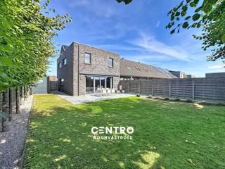 Recente ENERGIEZUINIGE (Epc A+!) woning in rustige straat met 4 slpks, ZUIDgerichte tuin met fietsuitweg achteraan, parkeerplaats op eigen terrein + garagebox in aangename straat te Rumbeke!<br /><br /><strong>INDELING:<br /><u><em>Gelijkvloers:</em></u></strong><br />Inkomhal - LICHTRIJKE living - volledig geïnstalleerde en kwalitatief afgewerkte nieuwe keuken (O.a. met inductiefornuis van Bora met centrale afzuiging, 2 combi-ovens, spoelbak met Quooker installatie voorzien van alle opties, ruime frigo en vaatwasmachine) - koele berging (met voorziening voor wasmachine) - afzonderlijk gastentoilet (met lavabo) - volledig aangelegde, omheinde tuin met recent (2022) tuinhuis met elektrische voorzieningen (ook voor opladen elektrische fietsen), ZUIDgericht zonneterras en fietsuitweg achteraan met toegang naar de garagebox.<br /><br /><strong><u><em>Eerste verdieping:</em></u></strong><br />Nachthal - badkamer (O.a. met dubbel lavabomeubel, ligbad én douche) - afzonderlijk toilet - 4 volwaardige slaapkamers. <br /><br /><strong><u><em>Tweede verdieping:</em></u></strong><br />Geïsoleerde zolder.<br /><br /><u><strong>Opmerkingen:</strong></u><br />- Super-ENERGIEZUINIGE woning: Epc = A+ (-54 kWh/m2)!<br />- Elektriciteit volledig GOEDgekeurd!<br />- Regenwaterput (15.000l) aanwezig.<br />- RECENTE keuken: °2021!<br />- NIEUWE elektrische zonneluifel.<br />- Zonnepanelen aanwezig!<br />- Garagebox inbegrepen in de prijs!<br />- Ventilatiesysteem D.<br />- Domotica aanwezig in de woning.<br /><br />Degelijk afgewerkte HOB met alle comfort, met speelplein over de deur en vlakbij winkels, scholen en het openbaar vervoer! Aarzel zeker niet om ons te contacteren voor verdere info en/of een bezoek ter plaatse: 051/817.817 - info@centro.be.