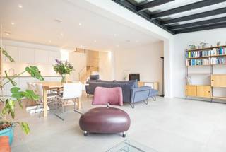 <p>In de directe nabijheid van de wijk Hoogveld en haar groene ruimtes nodigt deze duplex u uit om het tempo te vertragen… terwijl u geniet van een uitstekende EPC-score A, een garantie voor energiezuinig en comfortabel wonen, met gemeenschappelijke kosten van ongeveer €100/maand.</p>
<p>Vanaf de inkomhal valt meteen het gevoel van ruimte en licht op. De open en gezellige leefruimte sluit naadloos aan op een prachtige tuin van ±225 m²: een zeldzame luxe in de stad, ideaal voor lange zomeravonden, spelende kinderen of gezellige brunches met vrienden. De volledig uitgeruste open keuken vormt het hart van de woning, een echte plek om samen te leven en te genieten.</p>
<p>Op de verdieping vindt iedereen zijn eigen plek. Drie comfortabele slaapkamers, waarvan één met dressing, twee badkamers voor extra comfort in de ochtend, en afwerkingen die het dagelijkse leven aangenaam maken.</p>
<p>Gebouwd in 2019, biedt dit kleinschalige gebouw rust en sereniteit, met lage lasten. Moderne voorzieningen (vloerverwarming, ventilatiesysteem D, videofoon, automatische screens, ingebouwde kasten…) zorgen voor extra wooncomfort en optimale energieprestaties.</p>
<p>Een zeldzame woonomgeving in een wijk in volle ontwikkeling, dicht bij buurtwinkels, scholen, openbaar vervoer en grote invalswegen, waar u het beste van de stad combineert met een groene en rustige leefomgeving.</p>
<p>Een plek die u moet voelen. Te ontdekken.</p>
<p><span>Gelijkvloers</span> :</p>
<ul>
<li>Inkomhal met tegelvloer - Gastentoilet - Ruime leefruimte met tegelvloer - Open, volledig uitgeruste keuken (inductiekookplaat 5 zones, dampkap met filters, microgolfoven, oven, koelkast met vriesvak) - Tuin met terras van ±225 m²</li>
</ul>
<p><span>1ste verdieping</span> :</p>
<ul>
<li>Nachthal met toilet - Master bedroom van ±13 m² – laminaat - Dressing van ±5 m² – laminaat - Badkamer van ±7 m² (bad, dubbele wastafel, handdoekdroger)</li>
<li>Slaapkamer 2: ±12 m² &amp; Slaapkamer 3: ±16 m² – laminaat - Douchekamer van ±4 m² – betegeld (douchecabine, wastafel, toilet) - Technische ruimte/wasruimte: ±5 m²</li>
</ul>
<p>Kelder : ±5 m² (privatief gebruik)<br />Het netto kadastraal inkomen bedraagt € 2.135 en er zijn 5 zonnepanelen geïnstalleerd op het dak van het privé-gedeelte van de duplex.<br />Autostaanplaats inbegrepen (voor een kleine wagen) en mogelijkheid om een tweede parkeerplaats te kopen (+ 23.000 €)<br />Beschikbaar op 31/10/2026</p>