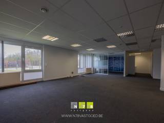 KANTOREN VAN 160M² CENTRAAL GELEGEN TE OPGLABBEEK.KENMERKEN KANTOOR- Oppervlakte: 160m²- Indeling: individuele kantoren, keuken, toiletten- Ruime...