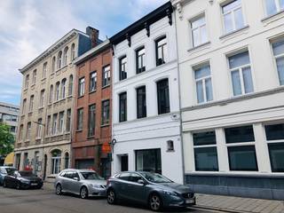 Deze kleinschalige realisatie bevindt zich in de Lange Vlierstraat, een gezellige straat in de Sint-Andrieswijk. Een toplocatie in het hartje...