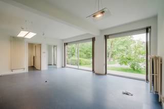 Deze voormalige tandartspraktijk is gelegen op een druk rond punt nabij het centrum van Kortrijk. De zichbaarheid is uitermate groot. Ideaal als kantoor, praktijk,.....<br />De 3 private parkings in volle eigendom voor het pand zijn een heel grote troef. Er zijn ook 3 kelders. Rolstoelvriendelijke inkom. EPC label C.<br /><br />Indeling: Inkom met wachtplaats, 2 burelen met ruime bergruimte, 2 toiletten. Er is ook een tweede private inkom.<br /><br />Eigenschappen van pand
<ul>
	<li>Airco: in het grote bureel.</li>
	<li>Kelder: 3 stuks</li>
	<li>Watertoets: Geen overstromingsgevoelig gebied.</li>
	<li>KI: 971 €</li>
	<li>Beschikbaarheid: Bij akte</li>
	<li>Beglazing: Dubbel in aluminium ramen</li>
	<li>Verwarming: Cv op gas</li>
	<li>Parking: 3 parkeerplaatsen voor pand.</li>
</ul>
Meer info of advies nodig over Praktijk- of kantoorruimte op commerciële ligging? <br />Contacteer Frank: +32 475 674 835 — frank@dekeyser.immo<br /> 