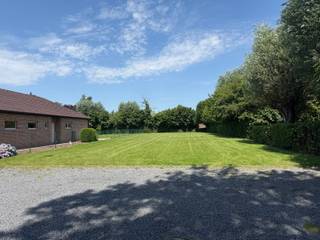 <p>Immo Pické biedt u deze uiterst gunstig gelegen bouwgrond aan in centrum Vlezenbeek, gelegen in de nabijheid van winkels, scholen, openbaar vervoer, invalswegen en alle voorzieningen. Deze bouwgrond is gelegen in het Kapelleveld en is geschikt voor de bouw van een prachtige villa. <br /><br />De bouwgrond is gelegen in het Ruimtelijk Uitvoeringsplan Vlezenbeek (art. 5.2. Woonwijk overdruk), waardoor de bepalingen van dit RUP en de hieraan verbonden bouwvoorschriften van toepassing zijn. <br /><br />- Straatbreedte: +- 15,10 meter<br />- Voorgevelbreedte: +- 9,10 meter<br />- Minimale bouwdiepte: 8,00 meter<br />- Maximale bouwdiepte: 15,00 meter op gelijkvloers, 12,00 meter op verdiep<br />- Maximale kroonlijsthoogte: 7,00 meter<br /><br />- Plat dak is verplicht. Installaties voor zonnepanelen zijn toegelaten maar mogen niet zichtbaar zijn boven de toegepaste kroonlijsthoogte. Kroonlijsthoogte maximaal 7 m. Werken en handelingen aan gevels dienen door een gepast gebruik van de aard en de kleur van de materialen, vormgeving en volume te harmoniëren met het algemene beeld van woonwijk Kapelleveld. Het materiaalgebruik is afgestemd op het heersende materiaalgebruik binnen de woonwijk. Hiervan kan enkel afgeweken worden zover een perfecte integratie in de omgeving wordt gewaarborgd.<br /><br />Voor meer informatie, aarzel niet ons kantoor hiervoor te contacteren!</p>