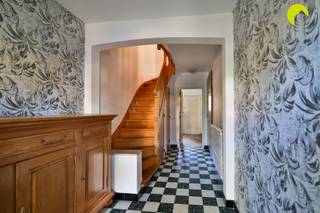 <p><span>In de rustige en aangename Hof van Riethlaan in Mortsel bevindt zich deze ruime bel-etagewoning met 2 slaapkamers, garage en tuin. De woning beschikt over heel wat ruimte en biedt bovendien mogelijkheden om ze verder naar eigen smaak te moderniseren.</span></p><p><span> </span></p><p><span>Indeling:</span></p><p><span>Op het gelijkvloers komen we binnen via de inkomhal, voorzien van een apart toilet. Hier bevindt zich ook de ruime inpandige garage, die dankzij haar oppervlakte eveneens geschikt is als atelier, hobbyruimte of werkruimte. Achter de garage bevindt zich nog een afzonderlijke ruimte die ideaal dienst kan doen als berging. Van hieruit is er rechtstreeks toegang tot de zuidgerichte tuin.</span></p><p><span>De eerste verdieping vormt het leefgedeelte van de woning. Hier vinden we een ruime en lichtrijke woon- en eetkamer, een afzonderlijke keuken en aansluitend een aangename veranda/wintertuin met zicht op de tuin.</span></p><p><span>Op de tweede verdieping bevinden zich twee volwaardige slaapkamers en de badkamer. De badkamer is uitgerust met een inloopdouche, wastafelmeubel en toilet.</span></p><p><span> </span></p><p><span>De woning beschikt over een praktische indeling, veel natuurlijke lichtinval en mooie volumes. Dankzij de garage, extra bergruimte en tuin is er bovendien heel wat praktische ruimte aanwezig. Een interessante woning voor wie op zoek is naar een bel-etage met potentieel op een rustige locatie in Mortsel.</span></p><p><span> </span></p><p><span>Nuttige informatie: </span></p><ul><li><span>EPC: 318 kWh/(m² jaar) - D-label</span></li><li><span>Asbestveilig</span></li><li><span>EK conform</span></li><li><span>P-score : B</span></li><li><span>G-score: A</span></li></ul><p><span> </span></p><p><span>Voor een bezoek ter plaatse kan u ons contacteren op het nummer 03 449 42 41 of mail ons via <span>hallo@habicom.be</span></span></p><p><span>Benieuwd naar de waarde van jouw woning?  Check het gratis op <span>www.watismijnhuiswaard.be</span></span></p><p><span> </span></p>
