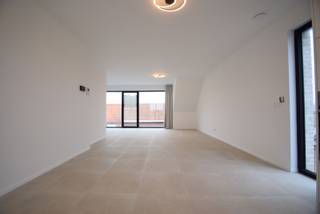 <span><span>Ontdek dit prachtig nieuwbouwappartement gelegen aan de Grote Veldstraat 31 te Staden. Dit moderne appartement combineert comfort, energiezuinigheid en een uitstekende ligging in het hart van de gemeente, vlak bij winkels, scholen en openbaar vervoer.<br /><br /><strong><u>Indeling van het appartement:</u></strong><br /><em>Inkomhal - apart gastentoilet met handwasbakje - afzonderlijke berging met voorzieningen voor wasmachine/droogkast - lichtrijke leefruimte gekoppeld aan het zongerichte terras (11 m<sup>2</sup>) - volledig ingerichte keuken met kookeiland en vitro-keramische kookplaat, dampkap, combi-oven, vaatwas, ingebouwde koelkast en een spoelbak - badkamer uitgerust met een dubbele wastafel en douche - 3 slaapkamers. </em><br /><br />Mogelijkheid tot het huren van een zeer ruime garagebox aan de achterzijde van de residentie.<br /><br />Beschikbaar vanaf januari 2026.<br />EPC in aanvraag.</span></span><br /><br /><span><span>Bent u op zoek naar een prachtig en ruim appartement met 3 slaapkamers en een <strong>zongerichte tuin of terras</strong>, gelegen in een kleinschalige residentie? Plan dan snel uw afspraak!<br /><strong>Contacteer ons op het nummer 051 50 11 51 of per mail via diksmuide@diksimmo.be.</strong></span></span>