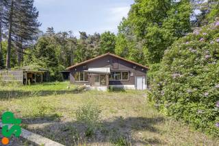 Chalet op perceel van 4.205,04 m² recreatiegrond in het hart van Laakdal.<br /><br />Op zoek naar een sfeervol tweede verblijf midden in het groen? Deze gezellige <strong>chalet</strong>, gelegen op een ruim perceel van <strong>4.205,04 m²</strong>, biedt de ideale uitvalsbasis voor wie rust, natuur en privacy zoekt. Het perceel is <strong>gelegen in een uitgestrekt en mooi recreatiegebied,</strong> wat het de perfecte plek maakt voor natuurliefhebbers. <br /><br />De chalet bevindt zich in het <strong>bosrijke Laakdal</strong>, op een prachtig perceel dat volledig omheind is en rechtstreeks bereikbaar is vanaf de openbare weg. Hier word je elke ochtend wakker door het zachte gezang van vogels en de frisse geur van het omringende groen. <br /><br />Indeling en troeven:<br />- Gezellige chalet, ideaal als <strong>weekendverblijf of tweede verblijf</strong><br />- Gelegen op <strong> 4.205,04 m² recreatiegrond</strong><br />- <strong>Volledig omheind perceel</strong> met natuurlijke begroeiing<br />- <strong>Goede bereikbaarheid</strong> via de openbare weg<br />- Omgeven door <strong>groen, rust en natuur<br /></strong>- Asbestveilig <br /><br />Perfecte plek om te ontspannen, wandelen, fietsen en genieten<br /><br />Let op: domicilie is niet toegestaan, dit pand is uitsluitend bestemd voor recreatief gebruik.<br /><br />Laat je verleiden door deze unieke kans om te investeren in rust en natuur. Ideaal voor natuurliefhebbers, rustzoekers of wie een eigen plekje in het groen zoekt om er even tussenuit te zijn.<br /><br />Voor meer informatie of een bezoek ter plaatse, kan u contact opnemen met IMMO SP via <strong>014/591020</strong> of mailen naar <strong>Jill@immosp.be.</strong><br /><br />Benieuwd naar de waarde van uw eigen woning? Vraag vrijblijvend een gratis verkoopanalyse aan – wij helpen u graag verder!
