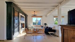 GEZELLIGE &amp; EXCLUSIEVE GERENOVEERDE VILLA MET 4 SLAAPKAMERS GELEGEN IN DE PRACHTIGE WESTHOEKVERKAVELING OP 10 MINUTEN WANDELAFSTAND VAN HET STRAND VAN DE PANNE <br />Omvattende op het gelijkvloers : inkom met apart toilet, smaakvol ingerichte, gezellige woonkamer met open haard, volledig ingerichte keuken met kwalitatieve toestellen (Boretti oven), 1 slaapkamer met badkamer met douche, lavabo en een inpandige garage. Op de verdieping : overloop, 3 slaapkamers, badkamer met ligbad + douche en een apart tweede toilet. Ruim zonneterras met zicht op de volledig aangelegde tuin. Elektriciteit in conformiteit. Beveiligingssysteem aanwezig. Gelegen in een groene oase van rust, op +/- 10 minuten wandelafstand van de zee, het natuurreservaat en het centrum van De Panne. Door de ligging, het karakter en de staat van de woning is deze ideaal voor vaste bewoning of tweede verblijf of als vakantiewoning. Meubels zijn niet inbegrepen in de prijs maar er kan wel worden over genegotieerd. Bezichtigingen zijn enkel mogelijk op afspraak. U vindt meer informatie op onze eigen website : www.immocattaert.be, onder de rubrieken "kenmerken en documenten". TOPPER!