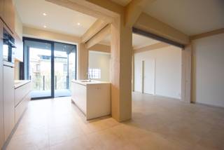 In een rustige, groene omgeving aan de rand van Diksmuide bevindt zich dit prachtig afgewerkte nieuwbouwappartement dat ruimte, licht en...