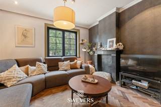 Voor meer info en foto’s, surf naar www.swevers.be – In de Koolmijnlaan 285 te Heusden-Zolder ontdek je deze charmante halfopen woning met rijke geschiedenis, gebouwd in 1924. De gevel met cederhouten accenten en acaciahouten voordeur straalt warmte uit, terwijl tal van vernieuwingen zorgen voor hedendaags comfort. Zo werd het dak vernieuwd in 2008, de gevel en ramen aangepakt in 2019 en kreeg de verwarmingsketel in 2024 nog een nieuwe brander. Binnen geniet je van een gezellige leefruimte met authentieke elementen zoals houten vloeren en sierlijsten. De keuken van 13 m² met veranda biedt veel licht en een prachtig zicht op de tuin. Verder zijn er een badkamer, wasplaats en inpandige garage van 17,66 m² aanwezig. Het perceel van 4a 88ca is volledig omheind, mooi aangeplant en geniet van een noordoostelijke oriëntatie met privacy en ochtendzon. Boven zijn er drie slaapkamers (13,38 m² – 13,83 m² – 7,65 m²) en een ruime zolder van 35,17 m² met uitbreidingsmogelijkheden. Extra troeven zijn de droge kelder van 11,85 m² en de vlotte bereikbaarheid dankzij de nabijheid van winkels, scholen en de E314. Deze woning combineert charme, authenticiteit en een zonnige tuin in een bruisende buurt – ideaal voor gezinnen die op zoek zijn naar karakter en comfort. Voor meer informatie, bel 011 255 155. Bron bewoonbare oppervlakte: EPC – verslag.