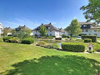 Dit magnifiek appartement met 2 slaapkamers en ruim terras, biedt een uitzonderlijk zicht op de idyllische vijver en het groen van de Warande. Het appartement beschikt over een ruime en zuidgerichte leefruimte met open keuken. Dankzij het beperkte aantal woongelegenheden is dit een uiterst rustige en charmante residentie om te verblijven. Tevens is er een gemeenschappelijke fietsenberging aanwezig in het gebouw. Indeling:- inkomhal- ruime leefruimte met zonneterrassen en prachtig zicht op de vijver- open keuken met eethoek- slaapkamer 1 - slaapkamer 2 - badkamer- gastentoilet- bergingTroeven:- zonnig en ruim terras- lichtrijk appartement- rustige ligging- prachtig open zicht op vijver en het domein- gemeenschappelijke fietsenberging- dichtbij zee en centrum- mogelijkheid tot bijhuren van een garagebox aan € 100,00/ per maandAlgemene onkosten: €70/maand.Onmiddellijk beschikbaar. Ben je geïnteresseerd in dit pand te huur in Middelkerke? Ga naar de website www.dewaele.com, klik op het pand dat je wenst te huren. Via de rode knop "vraag je bezoek aan" vragen we u kort een profiel in te vullen. Daarna nemen we contact op voor een bezoek. Telefonisch kunnen er geen afspraken gemaakt worden.