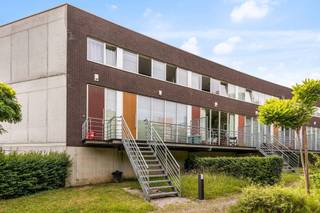 Er staat een bezoekmoment gepland op dinsdag 25/08. Plan uw bezoek in via onze website: www.woonkantoor.be . <br /><br />Duplex appartement te huur in een rustig, achtergelegen gebouw. Bewoonbare oppervlakte: 101m²<br />Indeling: living met open keuken (50m²), terras en privétuintje. Op de verdieping: nachthall, 2 slaapkamers, badkamer en aparte toilet. Dubbele overdekte staanplaats en ruime kelderberging inbegrepen. <br /><br />Beschikbaar vanaf 01/10/2026. <br />Voorschot op gemeenschappelijke kosten: 150 euro.