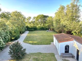 Droomt u van wonen in alle rust, omringd door natuur en weidse vergezichten? Dan is deze uitzonderlijke eigendom in het landelijke Wulpen, deelgemeente van Oostduinkerke, precies wat u zoekt.<br /><br />Gelegen op een royaal perceel van maar liefst 2.756 m² geniet deze woning van een unieke ligging midden in het polderlandschap. Rondom het perceel zorgen watergrachten voor een bijzonder karakter, extra privacy en een idyllische sfeer die zelden te vinden is.<br /><br />Hier woont u in alle sereniteit, ver weg van de drukte, terwijl de kust, winkels, restaurants en recreatiemogelijkheden zich toch op korte afstand bevinden. De omgeving staat bekend om haar open landschappen, rustige fiets- en wandelroutes en authentieke landelijke charme.<br /><br />De woning biedt een unieke opportuniteit voor wie op zoek is naar ruimte, natuurbeleving en een exclusieve woonomgeving. Dankzij de grote perceeloppervlakte zijn er tal van mogelijkheden voor tuinliefhebbers, dierenliefhebbers of gezinnen die graag genieten van buitenleven in alle vrijheid.<br /><br />