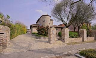 Ontdek deze charmante Spaanse villa, ideaal gelegen vlakbij het centrum van Bornem. Deze unieke woning combineert karakter, ruimte en comfort, en is perfect voor wie op zoek is naar een warme thuis met alle voorzieningen binnen handbereik. <br />Bij het betreden van de woning wordt u verwelkomd in een ruime inkomhal.. De lichtrijke leefruimte vormt het hart van de woning. Aansluitend bevindt zich de vernieuwde open keuken, die modern comfort en functionaliteit perfect combineert. <br />De woning beschikt over vier volwaardige slaapkamers en een ruime badkamer, ideaal voor gezinnen of wie extra ruimte wenst voor een bureau of hobbykamer. Daarnaast is er een grote berging/wasruimte voorzien, wat zorgt voor extra praktisch gemak in het dagelijks leven. <br />Een grote troef van deze woning is de bijna volledige onder keldering, die tal van mogelijkheden biedt voor opslag. Bovendien is er een ruime garage aanwezig. <br />Buiten geniet u van een prachtig aangelegde en perfect onderhouden tuin met jacuzzi. Als extra luxe is er in de tuin een wellness voorzien van een sauna, ontspanningsruimte, douche en toilet waardoor u thuis volledig tot rust kan komen. <br />De zonnepanelen zorgen bovendien voor een gunstig EPC en in de woning is alles al voorzien voor domotica.<br />Kortom, deze instapklare Spaanse villa is een unieke kans voor wie comfortabel en stijlvol wil wonen op een toplocatie in Bornem. <br />Referentie: 5639