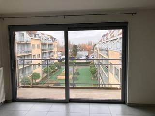 Zeer mooi appartement met 1 slaapkamer in residentieel project "De Schalk", uitzonderlijk gunstig gelegen nabij kruising A12 Brussel-Antwerpen en N16 Mechelen-Dendermonde, hartje Vlaamse Ruit. Bevindt zich in de buurt van winkels, scholen, station, commercieel centrum, ...<br />Het appartement op de 3de verdieping heeft een leefruimte met toegang tot terras en uitzicht op een mooie groene gemeenschappelijke binnentuin, volledig ingerichte open keuken voorzien van koelkast, combi-microgolfoven, keramische kookplaat en dampkap. Ruime slaapkamer met aangrenzende badkamer voorzien van ruime inloopdouche, toilet, lavabomeubel met spiegelkast. Berging voorzien voor wasmachine. Apart gastentoilet.<br />Het appartement is voorzien met Badkamer, deuren en toegang tot terras zijn bereikbaar voor mindervallieden.<br />Gemeenschappelijke delen met inwonende conciërge, grote foyer, bibliotheek, zithoek met tv, fitnessruimte. <br />gemeenschappelijke kosten bedragen ongeveer 110 euro/maand. Voor de collectieve verwarming en water wordt er maandelijks een voorschot gevraagd van 115 euro en jaarlijks een afrekening.<br />In het gebouw is er eveneens een kapsalon dokterspraktijk en restaurant voorzien, deze zitten echter niet mee in de gemeenschappelijke kosten.<br />Verkoop onder registratie (12%) zo bespaart u 9%BTW op de constructiewaarde!!!!<br />Een ondergrondse parkeerplaats kan mee aangekocht worden voor de prijs van €18.000 (deze is niet in de prijs van het appartement inbegrepen) de staanplaats wordt eveneens verkocht onder registratie (12%).<br />mogelijkheid tot aankoop van een kelder van 5m² aan een prijs van 5.000 euro<br />Aarzel niet en neem contact op voor een bezoek ter plaatse 0495/23 08 22.