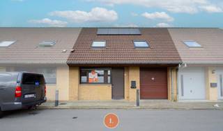 Deze <strong>verzorgde woning</strong> biedt een praktische en comfortabele indeling, ideaal voor wie op zoek is naar een <strong>instapklare gezinswoning.</strong><br />Bij binnenkomst betreedt u de <strong>inkomhal </strong>met directe toegang tot de<strong> inpandige garage</strong>. De leefruimte is opgedeeld in een <strong>gezellige zithoek</strong> en een eetgedeelte, met zicht op de aangelegde en <strong>onderhoudsvriendelijke tuin</strong>. Aansluitend bevindt zich de <strong>open, volledig uitgeruste keuken</strong> met een gezellige toog .<br /><br />Op de eerste verdieping bevinden zich <strong>drie volwaardige slaapkamers</strong> en een <strong>badkamer </strong>met <strong>ligbad, aparte douche, dubbele wastafel en toilet</strong>. Via een schuiftrap is er toegang tot de <strong>zolder</strong>, die extra opbergruimte biedt.<br /><br />De tuin is aangelegd met kunstgras en beschikt over een <strong>ruim terras</strong> – perfect voor ontspannen buitenmomenten. Achter de woning is er bovendien een aparte garagebox aanwezig, die optioneel kan worden aangekocht voor 25.000 EUR.<br /><br />Verdere troeven van de woning zijn de <strong>elektrische rolluiken</strong>, <strong>regenwater aansluiting</strong>, <strong>waterverzachter </strong>en overal <strong>centrale verwarming</strong>. <br /><br /><strong><span>Pluspunten:</span></strong><br />- Instapklaar<br />- Gunstig EPC = B<br />- Elektriciteit conform<br />- Zonnepanelen<br /><br />Heeft u interesse in meer informatie of een bezoek aan deze woning? Aarzel niet om contact op te nemen met Kimberly via 0470574605.<br /><br />