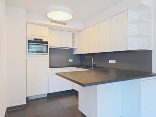 Unieke penthouse van 135 m² in residentie Asterie te Nieuwpoort. Dit stijlvolle appartement beschikt over een uitzonderlijk ruime woonkamer met zijdelings zeezicht en een volledig ingerichte keuken met natuurstenen werkblad. Er zijn drie slaapkamers, waaronder een master met eigen dressing en badkamer. Verder is er nog een tweede badkamer aanwezig, net als twee afzonderlijke toiletten en een praktische berging. Op het zonnige terras van 15 m² geniet u van een prachtig panoramisch uitzicht over Nieuwpoort. Ondergrondse berging inbegrepen, mogelijkheid tot aankoop van een dubbele garage.