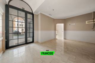 Gelegen in de Karel de Stoutelaan te Brugge, biedt dit veelzijdige eigendom een uitstekende opportuniteit op een toplocatie. Met een bruikbaar vloeroppervlak van maar liefst 1.930 m² op een perceel van 1.332 m² is er volop ruimte voor diverse mogelijkheden.<br /><br />Op het gelijkvloers bevindt zich een ruim handelspand met etalage, ideaal voor commerciële activiteiten. Daarnaast is er een zeer ruime garage/loods met directe toegang vanaf de straatzijde. Achteraan het gebouw zijn extra grote loodsen beschikbaar, bereikbaar via het hoofdgebouw én een aparte toegangsweg langs de Maria van Bourgondiëlaan.<br /><br />Boven het handelspand bevindt zich een ruim duplex appartement met een eigen, aparte inkomhal. Dit maakt het pand geschikt voor wie wonen en werken wil combineren of op zoek is naar een investering met potentieel. <br /><br />