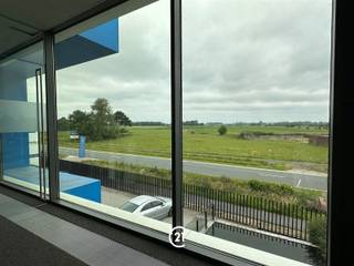 <p>Bent u op zoek naar een praktische en goed bereikbare kantoorruimte? Deze kantoor- of handelsruimte in Ninove ligt vlak aan de belangrijke invalsweg N8, wat zorgt voor een vlotte verbinding en hoge visibiliteit.</p><p>Het pand beschikt over een eigen, aparte toegang en is ingedeeld in vijf afzonderlijke ruimtes, elk uitgerust met airco en netwerkaansluitingen. Ideaal voor bedrijven die op zoek zijn naar een functionele, moderne werkplek.</p><p>Extra voorzieningen:</p><p>Gescheiden toiletten (dames/heren)<br />Kitchenette voor dagelijks gebruik<br />Terrasje om even buiten te genieten tijdens de pauze<br />Voldoende parking voor personeel en/of cliënteel</p><p>Oppervlaktes ruimtes:<br />Bureau 1: 155,25m²<br />Bureau 2: 38,16m²<br />Bureau 3: 37,65m²<br />bureau 4: 76,34m²<br />Bureau 5: 14,35m²</p><p>Deze ruimte is perfect geschikt voor kantoren, vrije beroepen of andere dienstverlenende activiteiten.</p><p>Contacteer ons kantoor voor meer informatie of een bezichtiging !</p>
