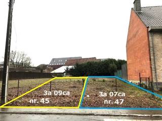 Bouwgrond te koop nabij het centrum van Asse.Het perceel van 3a 9ca is gelegen in een rustige straat, maar toch dicht bij het centrum. Het betreft een bouwgrond voor oprichting van een gesloten bebouwing. Gelegen in verkaveling (lot 3) met volgende bouwvoorschriften:Woning moet worden opgericht op een afstand van 5m achter de toekomstige rooilijn. (10m uit de as van de straat)Diepte van het hoofdgebouw maximum 10m.De woning mag worden voorzien van 2 verdiepingen die één architectonisch geheel dienen te vormen. Minimumhoogte 6m50 en maximum 8m bovenkant kroonlijst. Een minimale helling van de dakvlakken (zadeldak) van 45°. Aanpalende bijgebouwen maximum 5m diepte en 3m hoogte.Meer informatie via telefoon of op kantoor? Contacteer ons via info@structura of 02/460 80 46.