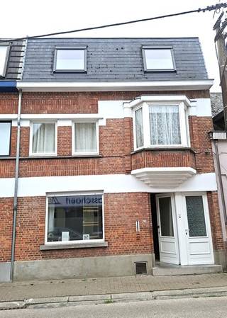 In het landelijke Wichelen vindt u deze charmante rijwoning met een prachtige, goed onderhouden tuin. De woning weet meteen te bekoren dankzij haar authentieke stijl en warme, gezellige uitstraling. Met maar liefst vier slaapkamers is dit de ideale gezinswoning.<br />Via de inkomhal, voorzien van een gastentoilet, betreedt u door de stijlvolle dubbele houten deur de woonkamer, die is opgedeeld in twee delen. Uw blik zal ongetwijfeld vallen op de ingebouwde boekenkast die voor karakter zorgt. Achter de dubbel houten vouwdeur bevindt zich het tweede gedeelte van de woonkamer, waar een allesbrander voor extra gezelligheid zorgt. De woning wordt zowel op het gelijkvloers als op de verdieping verwarmd op aardgas. Op het gelijkvloers is de oude Italiaanse gietvloer bedekt met laminaat dewelke wel aan vervanging toe is.<br />De landelijke keuken, afgesloten van de woonkamer met een glazen deur, is uitgerust met de nodige toestellen. Aansluitend vindt u een praktische bijkeuken met extra opbergruimte en plaats voor was en droogmachine.<br />Op de eerste verdieping bevinden zich drie slaapkamers en een badkamer met ruime inloopdouche en tweede toilet. De vierde slaapkamer ligt op de zolderverdieping, bereikbaar via een vaste trap. Dankzij de 4 maxi veluxramen komt heel wat zonlicht binnen en dit samen met het weidse uitzicht op de tuin, zorgt dat dit een aangename ruimte is om te vertoeven. De originele houten vloeren op beide verdiepingen geeft deze ruimtes een extra authentiek karakter.<br />Een absolute troef van deze woning is de grote, verzorgde tuin die volledige rust en privacy biedt – de perfecte plek om te ontspannen en te genieten van het buitenleven. Achteraan bevindt zich een recent gebouwd tuinhuis, ideaal om uw tuinmateriaal op te bergen. Het terras is volledig betegeld en vanuit de woonkamer heeft u een prachtig uitzicht op de tuin.<br />Weet deze woning u te charmeren? Twijfel dan niet en contacteer mij snel voor een bezoek ter plaatse.<br /><br />Vg - Gvkr - Gmo - Wg - Gvv<br />