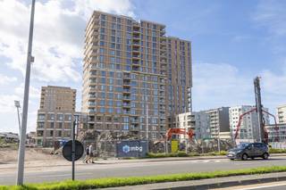 Dit appartement bevindt zich op de twaalfde verdieping van het moderne nieuwbouwcomplex O’sea Life en biedt comfortabel en stijlvol wonen op een toplocatie. Vanuit het appartement geniet je van een aangenaam zijdelings zeezicht. De ruime en lichtrijke woonkamer met open keuken vormt het hart van de woning en geeft rechtstreeks toegang tot het aangename terras. Het appartement beschikt over twee volwaardige slaapkamers, een verzorgde badkamer, een afzonderlijk toilet en een praktische berging. Een absolute troef is dat het appartement nog nooit werd bewoond. Het verkeert dan ook in nieuwe staat en werd volledig afgewerkt met renovatievlies en geschilderd. Het gebouw is uitgerust met een lift en een fietsenberging. Bovendien bestaat de mogelijkheid om een ruime ondergrondse staanplaats met laadpunt mee aan te kopen. De verkoop gebeurt onder het btw-stelsel. Droom je ervan om te wonen in een hedendaags nieuwbouwappartement, op wandelafstand van het strand en met zijdelings zeezicht? Dan is dit appartement zeker iets voor jou!