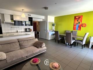 AANGENAAM APPARTEMENT MET BALKON IN SINT-JANS-MOLENBEEKWelkom in dit ruim en modern ingerichte appartement van 79m² gelegen in Sint-Jans-Molenbeek. Het appartement is als volgt ingedeeld: Hall, leefruimte, badkamer, toilet, berging en twee slaapkamers. Dankzij de ruime leefruimte met open keuken, hoeft u geen seconde te verliezen van het gezinsleven, en dankzij de grote ramen komt er overvloedig daglicht binnen. De ruime badkamer biedt alles wat u nodig heeft voor comfortabel te wonen. Achteraan het appartement bevinden zich twee slaapkamers, waar u in alle rust kan slapen. Tot slot kan u een staanplaats aankopen voor 19.000€. Mis deze kans niet, en neem vandaag nog contact op.