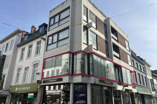 Ontdek dit modern en energiezuinig appartement in Hasselt, ideaal gelegen op de Botermarkt in het bruisende stadscentrum. Dit stijlvolle vastgoed combineert hedendaags comfort met een topligging, perfect voor wie centraal wil wonen met alle voorzieningen binnen handbereik.<br /><br />Indeling <br /><br />Verdieping +1:<br /><br />- Inkomhal<br />- Lichtrijke en ruime leefruimte met veel lichtinval<br />- Open keuken<br />- 1 grote slaapkamer met ensuite badkamer<br />- 1 kleinere slaapkamer, ideaal als bureau, dressing of logeerkamer<br /><br /><br />Dit appartement biedt een unieke woonervaring in het hart van Hasselt. Dankzij de centrale ligging geniet u van een uitstekende bereikbaarheid en bevindt u zich op wandelafstand van winkels, gezellige horecazaken, scholen en openbaar vervoer. Het levendige karakter van de stad, gecombineerd met het comfort van een modern appartement, maakt dit een ideale thuisbasis.<br /><br />Bent u op zoek naar een appartement in Hasselt waar comfort, energiezuinigheid en locatie samenkomen? Dan is dit pand zeker een bezoek waard. De lichtrijke ruimtes, praktische indeling en moderne afwerking zorgen voor een aangename en kwalitatieve woonomgeving.<br /><br />De snelste manier om een bezoek te brengen aan dit appartement? Vraag je bezoek aan via de rode knop op onze website (www.dewaele.com).<br /><br />Telefonisch kunnen er geen afspraken gemaakt worden. Bij andere vragen kun je ons telefonisch contacteren via 011 30 50 50.<br /><br />Tot binnenkort!<br /><br /><br />Deze AI-visualisaties zijn bedoeld als inspiratie. Er werd geen rekening gehouden met technische specificaties, stedenbouwkundige voorschriften of de concrete mogelijkheden tot realisatie.