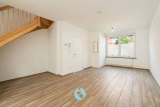 Deze knap gerenoveerde woning is gelegen in een rustige woonwijk vlakbij talloze winkels, openbaar vervoer (tram en bus), UZ Gent en E40/E17/R4,...De...