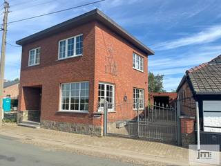 Deze woning is rustig gelegen te Metsteren in een zijstraat van de verbindingsweg Sint-Truiden richting Nieuwerkerken en Herk-de-Stad op een perceel van 12a80ca dat volledig is afgesloten.<br /><br />Via de inkomhal komen we aan de rechterzijde van de woning in de ruime woonkamer waar de grote ramen voor een mooie natuurlijke lichtinval zorgen. De zitplaats leidt ons verder naar de keuken. Aansluitend vinden we hier een kleine berging en de veranda. Het toilet is bereikbaar via de carport.<br /><br />Op de verdieping bereiken we vanuit de nachthal de 2 ruime en 1 kleinere slaapkamer. Hier bevindt zich eveneens de badkamer met ligbad, lavabo en een toilet.<br />De zolder is bereikbaar via het luik in de nachthal.<br /><br />De garage en carport achter de woning bieden voldoende parkeermogelijkheid. Verder vinden we achter de woning nog enkele stalletjes, waarvan er één voorzien is van een bakoven.<br />Het eerste stuk van de tuin is momenteel ingericht als gazon, het achterliggende stuk als weide, met hierin ook een schuilhok voor kleinere dieren.<br /><br /><em><span>*De vermelde oppervlaktes zijn indicatief en op basis van het EPC certificaat. JM Vastgoed kan niet verantwoordelijk gesteld worden voor de juistheid van de verstrekte gegevens.</span></em>