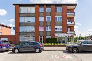 <p><span>Move-in ready </span><span>2</span><span>bedroom apartment </span><span> in a quiet residential area in Deurne. Located on the second floor of a small building with elevator.</span></p><p><span> </span></p><p><span>Would you like to live in the green surroundings of the </span><span>Rivierenhof </span><span>and the</span><span> </span><span>sports complex</span><span> Sportoase</span><span>?  With stores, schools, public transport and the connection to the freeways in the vicinity? Then this apartment is for you!</span></p><p><span> </span></p><p><span>Layout:</span></p><p><span> </span></p><p><span>Ground floor entrance hall with stairwell. </span></p><p><span>The apartment is located on the second floor (no elevator). We enter the entrance hall with fitted wardrobes. </span></p><p><span>From here there is access to the bright living space located on the street side. </span></p><p><span>The fitted kitchen has a sink, hob, extractor fan and oven. Washing machine and dryer connections.</span></p><p><span>2 bedrooms and a bathroom with toilet, shower and washbasin.</span></p><p><span>Convenient basement storage room included.</span></p><p><span> </span></p><p><span>Details:</span></p><p><span> </span></p><p><span>Centrally located</span></p><p><span>Green surroundings </span></p><p><span>PVC windows with double glazing (2010)</span></p><p><span>New boiler on natural gas</span></p><p><span> </span></p><p><span>Ideal apartment to use for yourself or as an </span><span>investment </span><span>to rent out! </span></p><p><span> </span></p><p><span> </span></p><p><span>Planning to buy property in Deurne? Or would you like a free valuation of your property? Call us for a free consultation on 03/568.68.06 or mail to <span>info@bolt.immo</span></span><span> </span></p><p><span> </span></p>