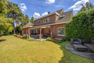 Zeer karakteristieke bijzondere woning met tot 4 slaapkamers en unieke look and feel. De woonst werd door de jaren smaakvol gerenoveerd (elektriciteit, isolatie + platte daken, HR+ beglazing, badkamer, inrichting verdieping, keukenvloer, oprit enz. en bevindt zich op een goed bereikbare locatie op een perceel van 756m² nabij openbaar vervoer en alle-in en uitvalswegen.<br /><br />INDELING: GLVL: Aangename inkomhal met trap tot eerste verdieping - Vooraan erg gezellige leefruimte/woonkamer met mooie lichtinval en zicht op het groen - Aanpalend geheel geïnstalleerde keuken met vernieuwde vloer - Vervolgens tussenkamer met apart gastentoilet en toegang tot bergplaats/garage. V1 omvat een recent gerenoveerde badkamer welke luxueus werd uitgerust alsook 3 slaapkamers waarvan 1 doorloopkamer die toegang verschaft tot extra kamer alsook mezzanine. BUITEN: Prachtige groene omgeving met veel privacy alsook gezellige pergola en aangelegd terras. Verder is er nog een handige kelder en opbergzolder aanwezig. <br /><br />BIJZONDERHEDEN: Ongezien veel karakter - Renovatie 2011: keukenvloer, parket, badkamer, cv, elektriciteit conform 2012: oprit 2015: inrichting slaapkamers 2025: isolatie + vernieuwing platte daken + spouwmuur geïsoleerd – Bijzondere lichtinval en ruimtes - EPC: 289 UC: 3913058- - Pscore: C Gscore: A - Stedenbouwkundige informatie in aanvraag - Plan op aanvraag te verkrijgen – Interesse in deze woning of een gratis schatting van uw eigendom in Malle of omstreken? Bel 03 361 51 51 of via www.yvesvanpelt.be