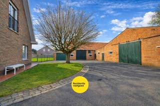 Welkom in deze ruime en charmante alleenstaande villa, prachtig gelegen op een perceel van 4.119 m² met een adembenemend landelijk uitzicht...