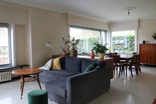Deze ruime vrijstaande woning is ideaal gelegen in het centrum van Dentergem en biedt tal van mogelijkheden voor gezinnen die op zoek zijn naar ruimte, comfort en een grote tuin.<br /><br />Via de royale inkomhal betreed je de woning. De lichtrijke woonkamer biedt een aangename leefruimte en is uitgerust met een gezellige inbouwhaard. Aansluitend bevindt zich de volledig ingerichte keuken met kookplaat, inbouwkoelkast, combi-oven en vaatwasser.<br /><br />Op het gelijkvloers vind je verder een badkamer met ruim ligbad, evenals twee grote (slaap)kamers, waarvan één beschikt over een extra aangrenzende doucheruimte.<br /><br />Op de eerste verdieping kom je terecht in een ruime nachthal die toegang geeft tot drie zeer ruime slaapkamers. Daarnaast zijn er nog drie praktische bergruimtes en een apart toilet aanwezig.<br /><br />De woning is gelegen op een perceel van meer dan 800 m², wat zorgt voor een aangename en ruime tuin achteraan — ideaal om te ontspannen of voor gezinnen met kinderen. Verder beschikt de woning over een ruime garage en een oprit met voldoende parkeergelegenheid.<br /><br />Op vlak van energie behaalt de woning een EPC-score D, wat betekent dat er geen renovatieverplichting van toepassing is.<br /><br />Troeven:<br /><br />Vrijstaande woning<br /><br />Perceel van +800 m² met grote tuin<br /><br />4 (mogelijk 5) ruime slaapkamers<br /><br />Garage en oprit<br /><br />Lichtrijke leefruimte met haard<br /><br />Geen renovatieplicht (EPC D)<br /><br />Centrale ligging nabij Tielt – Waregem – Deinze<br /><br />Op zoek naar een ruime woning met een groot perceel in de regio Tielt – Waregem – Deinze?<br />Dan is dit de ideale woning voor jou!<br /><br />Wij willen niet gecontacteerd worden door vastgoedmakelaars, oproepen worden meteen beëindigd
