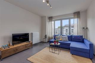 <p><span>Dit </span><span>leuk 1-slaapkamer appartement met terras </span><span>staat te huur op de Belgiëlei in het </span><span>hartje van Antwerpen</span><span>. Ideaal gelegen tussen het </span><span>Stadspark </span><span>en het </span><span>Harmoniepark</span><span>, ook het </span><span>centrum van de stad</span><span> is slechts op enkele minuten bereikbaar en winkels, scholen en openbaar vervoer op wandelafstand. </span></p><p><span> </span></p><p><span>Het appartement is gelegen op de </span><span>4de verdieping</span><span> van een recent gebouw en bereikbaar via de </span><span>lift of trap</span><span>. Het appartement heeft een </span><span>gezellig terras met uitzicht op groen</span><span>. Er is ook nog een </span><span>kelderberging </span><span>aanwezig alsook een </span><span>gemeenschappelijke fietsenberging</span><span>. Tot slot beschikt het appartement over een </span><span>garagebox</span><span> dewelke mee gehuurd dient te worden aan </span><span>€100 extra</span><span> per maand.</span></p><p><span> </span></p><p><span>Er is een </span><span>mogelijkheid</span><span> om het appartement </span><span>gemeubeld</span><span> te huren voor een </span><span>meerprijs</span><span> van </span><span>€110</span><span> per maand.</span></p><p><span> </span></p><p><span>Indeling</span><span> </span></p><p><span>- inkomhal</span></p><p><span>- apart toilet met handenwasser</span></p><p><span>- lichtrijke woon- en eetkamer</span></p><p><span>- volledig geïnstalleerde open keuken</span></p><p><span>- berging met aansluitingen voor wasmachine en droogkast</span></p><p><span>- ruime slaapkamer</span></p><p><span>- terras (4m²)</span></p><p><span>- badkamer met ligbad en dubbele lavabomeubel</span></p><p><span>- privatieve kelderberging</span></p><p><span>- gemeenschappelijke fietsenberging</span></p><p><span>- garagebox (bij te huren aan €100/maand)</span></p><p><span> </span></p><p><span>Bijzonderheden</span></p><p><span>- onmiddellijk beschikbaar</span></p><p><span>- aparte meters gas, elektriciteit en water</span></p><p><span>- vaste gemeenschappelijke kosten van €55/maand</span></p><p><span> </span></p><p><span>Ben jij geïnteresseerd in dit appartement te huur in Antwerpen centrum, ben je op zoek naar ander vastgoed, een investering of wens je de waarde van jouw eigendom te kennen? Dan ben je bij BOLT immo aan het juiste adres! Wij helpen jou graag verder.</span></p><p><span> </span></p>