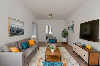 Huis te koop met 3 slaapkamers, 2 badkamers en een zongericht terras knal in het centrum van Ieper. De woning is gelegen in het Pensenstraatje 1...