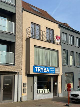 <u><strong>Appartement in het centrum van Veurne met 3 slaapkamers.</strong></u><br /><br />Ruime living met veel lichtinval - een open ingerichte keuken met zicht op het terras - apart toilet en een kleine berging.<br />Via de trap ga je naar de verdieping met 3 slaapkamers en 2 badkamers (1 met ligbad en 1 met douchecabine)<br />Op het 3de verdiep is er nog een polyvalente ruimte die bij het appartement hoort maar die is enkel toegankelijk via de algemene delen.<br />Ruime garagebox  <br /><br /><strong>Verhuizen kan enkel via de trap - Geen raam beschikbaar.</strong>