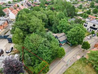 <p>Dit onderhoudsvriendelijk perceel van circa 341m² is perfect om er een mooie HOB op te bouwen.<br />Het perceel is gelegen in een groen karakter.<br />De perceeldiepte bedraagt ca 38 meter.<br /><br />Hier is het toegestaan om een gezinswoning te bouwen met volgende specificaties:<br /><br />Half open bebouwing:<br />Voorgevelbreedte : min 6 - max 7 m.<br />Bouwdiepte : 17 m.<br />Kroonlijsthoogte : 9 m.<br />Dakvorm: schuin dak 15° en max 35° <br />Volgens de algemeen geldende voorwaarden mag je ook een bijgebouw van optrekken op het perceel.<br /><br /><strong>Troeven:</strong><br />-- Rustige en kindvriendelijke omgeving!<br />- Centraal en groen gelegen<br /><br />- Alles wat je nodig hebt, bevindt zich op wandelafstand!<br />Supermarkten, gezellige restaurants, bakker, apotheek, winkels en scholen liggen allemaal binnen handbereik. <br />Alsook een zeer vlotte verbinding naar omliggende gemeenten en autostrade E34.</p>