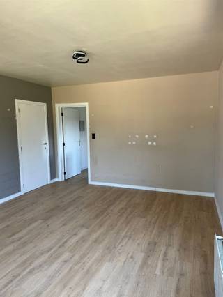 <p><span>Appartement gelegen op de eerste verdieping (82m²) met twee slaapkamers, garage, staanplaats (niet overdekt) en terras, alwaar men kan genieten van een mooi zicht uitzicht over de omgeving.</span></p><p><span> </span></p><p><span>Het centrum van Wuustwezel met haar winkels, scholen en horeca bevindt zich op enkele minuten. Ook Brecht en de E19 bevinden zich op korte afstand. Dus ook wat betreft bereikbaarheid, meer specifiek woon-werkverkeer, een gunstige locatie. </span></p><p><span> </span></p><p><span>Het appartement omvat een leefruimte (30m²), een (gedateerde) keuken, een (gedateerde) badkamer, twee slaapkamers (13m² en 12m²) en een terras (25m²).</span></p><p><span> </span></p><p><span>De keuken en de badkamer zijn gedateerd, doch recent werd wel het ganse appartement van een nieuwe vloer voorzien.</span></p><p><span> </span></p><p><span>Aan het appartement zijn een garage en een niet overdekte staanplaats verbonden.</span></p><p><span> </span></p><p><span>De maandelijkse huurprijs bedraagt € 925,00. Er zijn geen gemeenschappelijke kosten.</span></p><p><span> </span></p><p><span>Is uw interesse gewekt? Wel, dan hoor ik graag van U. </span></p><p><span> </span></p>