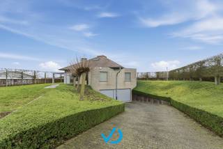 In een rustige en groene omgeving langs de Meenseweg in Zillebeke ontdek je deze verzorgde villa waar ruimte, comfort en bereikbaarheid hand in hand gaan. Hier geniet je dagelijks van een open uitzicht en een aangename woonomgeving, terwijl winkels, scholen, openbaar vervoer en belangrijke verbindingswegen zich vlakbij bevinden. Dankzij de snelle aansluiting op de A19 woon je bovendien bijzonder centraal.<br /><br />Bij aankomst word je verwelkomd in een ruime inkomhal die meteen het gevoel van ruimte benadrukt. De lichtrijke leefruimte straalt gezelligheid uit, met de sfeervolle houtkachel als centraal element. Aansluitend vind je de eetplaats en de volledig uitgeruste keuken, voorzien van alle hedendaagse comfort om zorgeloos te koken en samen te genieten.<br /><br />De woning biedt op het gelijkvloers drie ruime slaapkamers, waaronder een master bedroom met praktische dressing. De stijlvolle badkamer is modern afgewerkt en beschikt over een inloopdouche, dubbel lavabomeubel en toilet. Op de verdieping bevinden zich nog twee extra kamers die perfect kunnen dienen als slaapkamers, bureau of hobbyruimte.<br /><br />Een grote troef van deze villa is de volledige onderkeldering. Hier beschik je over heel wat extra bergruimte én een dubbele garage, ideaal voor wagens, fietsen en alle praktische opslag.<br /><br />De woning werd de afgelopen jaren grondig vernieuwd en verkeert in uitstekende staat. Vernieuwde ramen, airconditioning, een moderne keuken en badkamer, ventilatie, zonnewering, camerabewaking en een alarmsysteem zorgen ervoor dat je hier meteen comfortabel en zonder zorgen kan intrekken.<br /><br />Zoek je een ruime en instapklare villa met vijf slaapkamers, dubbele garage en een prachtige groene ligging in Zillebeke? Dan is dit een unieke kans voor wie stijlvol en comfortabel wil wonen op een toplocatie. Plan snel je bezoek en laat je verrassen door de ruimte en het wooncomfort dat deze eigendom te bieden heeft.