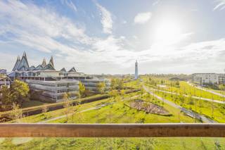 Appartement d'une chambre avec belle terrasse situé dans le quartier branché du sud <br /><br />Il s'agit d'un appartement agréable et confortable, très bien situé, avec une belle terrasse dans The Residence. <br /><br />Disposition : Entrée avec toilettes pour invités. Salon confortable avec parquet à chevrons donnant accès à une terrasse orientée sud d'environ 11 m² et offrant une vue magnifique sur la verdure. Cuisine entièrement équipée. Chambre spacieuse avec salle de bains attenante.<br /><br />Particularités :<br />- Immeuble récent et économe en énergie<br />- Grande terrasse avec vue magnifique sur la verdure<br />- Chauffage au sol