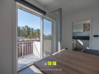 <strong>APPARTEMENT MET 3 SLAAPKAMERS, PRIVATIEVE GARAGE & KELDERBERGING TE LANKLAAR. </strong><br /><br /><strong>TROEVEN</strong><br />- Hedendaags en verzorgd appartement met praktische indeling.<br />- 3 Volwaardige slaapkamers.<br />- Ruime en lichtrijke woonkamer met toegang tot het terras.<br />- Elektrische installatie conform het AREI.<br />- Energiezuinig: EPC-label D – geen renovatieverplichting.<br />- Privatieve inpandige garage en ruime kelderberging inbegrepen.<br />- Interessant als opbrengsteigendom.<br /><br /><strong>KELDERVERDIEPING<br /></strong>- Inpandige garage.<br />- Kelderberging.<br /><br /><strong>GELIJKVLOERS</strong><br />- Gemeenschappelijke inkomhal.<br /><br /><strong>VERDIEPING +02<br /></strong>- Inkomhal (3,67m²): tegelvloer.<br />- Woonkamer (31,75m²): veel lichtinval, toegang tot terras, tegelvloer.<br />- Keuken (6,50m²): geïnstalleerd met onder- en bovenkasten, lades, ontbijttoog, keramische kookplaat, dampkap, oven, vaatwasser, koelkast, laminaatvloer.<br />- Hal (5m²): tegelvloer.<br />- Toilet (1,20m²): zittoilet, tegelvloer.<br />- Badkamer (4,17m²): geïnstalleerd met enkele lavabo, onder- en kolomkast, spiegelkast, douche, aansluiting wasmachine, laminaatvloer.<br />- Slaapkamer 1 (13m²): tegelvloer.<br />- Slaapkamer 2 (7,70m²): tegelvloer.<br />- Slaapkamer 3 (7,60m²): tegelvloer.<br /><br /><strong>RENOVATIES</strong><br />2016-2017: totaalrenovatie (ramen, badkamer, keuken)<br />2019-2020: elektriciteit<br />2024: interieurrenovatie, isolatie zolder.<br /><br />Bekijkt u deze advertentie via een aanverwante vastgoedsite, surf dan zeker naar onze website www.N78vastgoed.be voor een uitgebreide beschrijving en foto's. Meer info: +32 (0)89 86 18 88 of info@N78vastgoed.be.