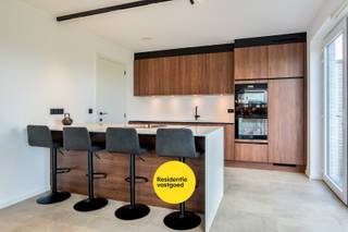 Op zoek naar een instapklare woning waar comfort, stijl en energiezuinigheid samenkomen? Deze moderne parel heeft het allemaal!Bij het binnenkomen...