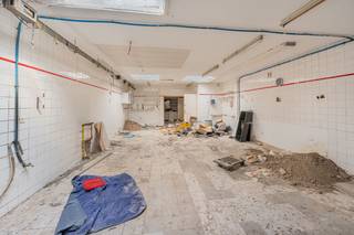 <p>Deze multifunctionele woning aan de Ivo Cornelisstraat in Mechelen combineert twee slaapkamers met een tuin en terras, en biedt daarmee een basis om volledig naar eigen inzicht in te richten. Het pand is te renoveren, wat u de vrijheid geeft om de indeling, afwerking en technieken volledig af te stemmen op uw eigen wensen en leefstijl. De vergunde plannen zijn beschikbaar, zodat u vanaf de start een duidelijk beeld heeft van de mogelijkheden en snel kan starten met de concrete uitwerking van uw project.</p>